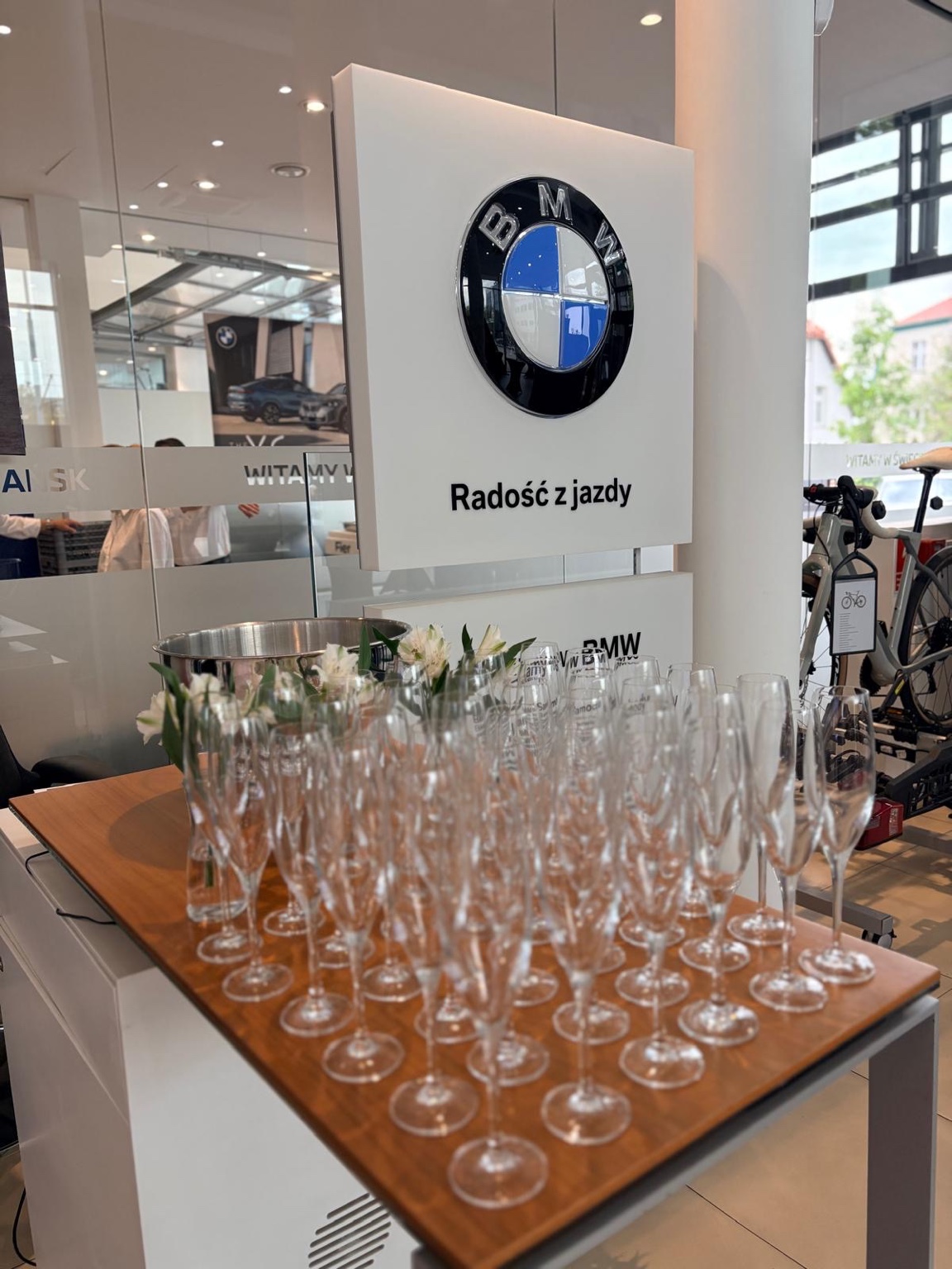 Serwis napojów przygotowany w salonie BMW