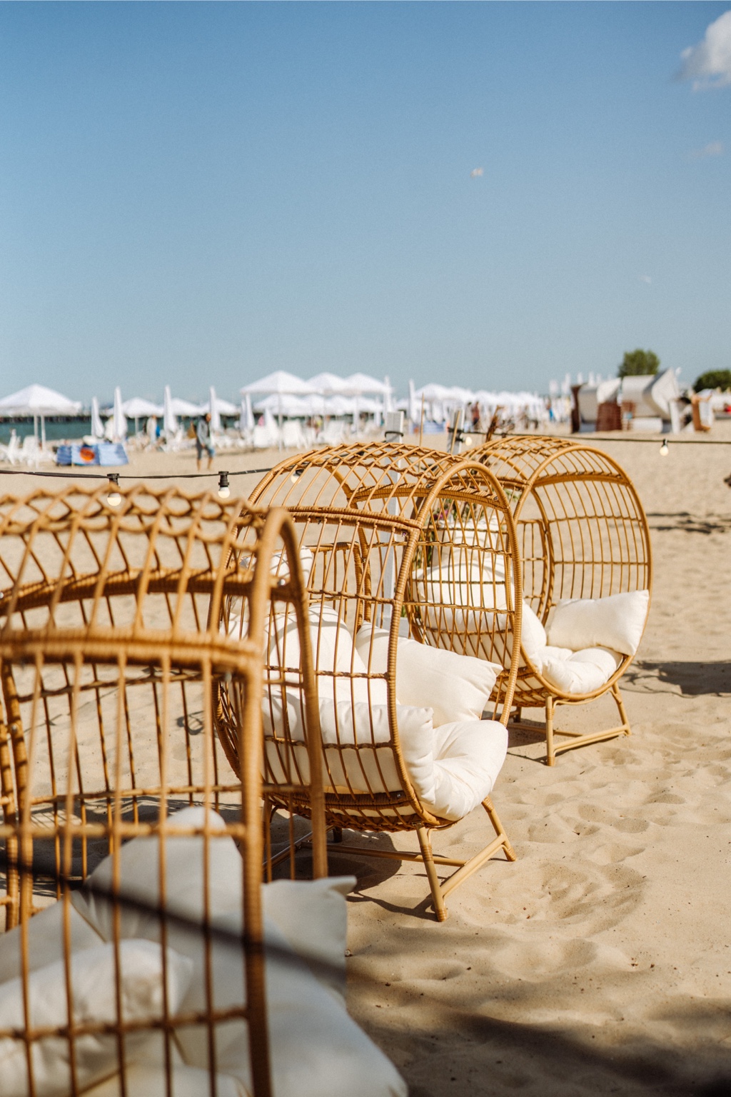 Wiklinowe fotele na sopockiej plaży